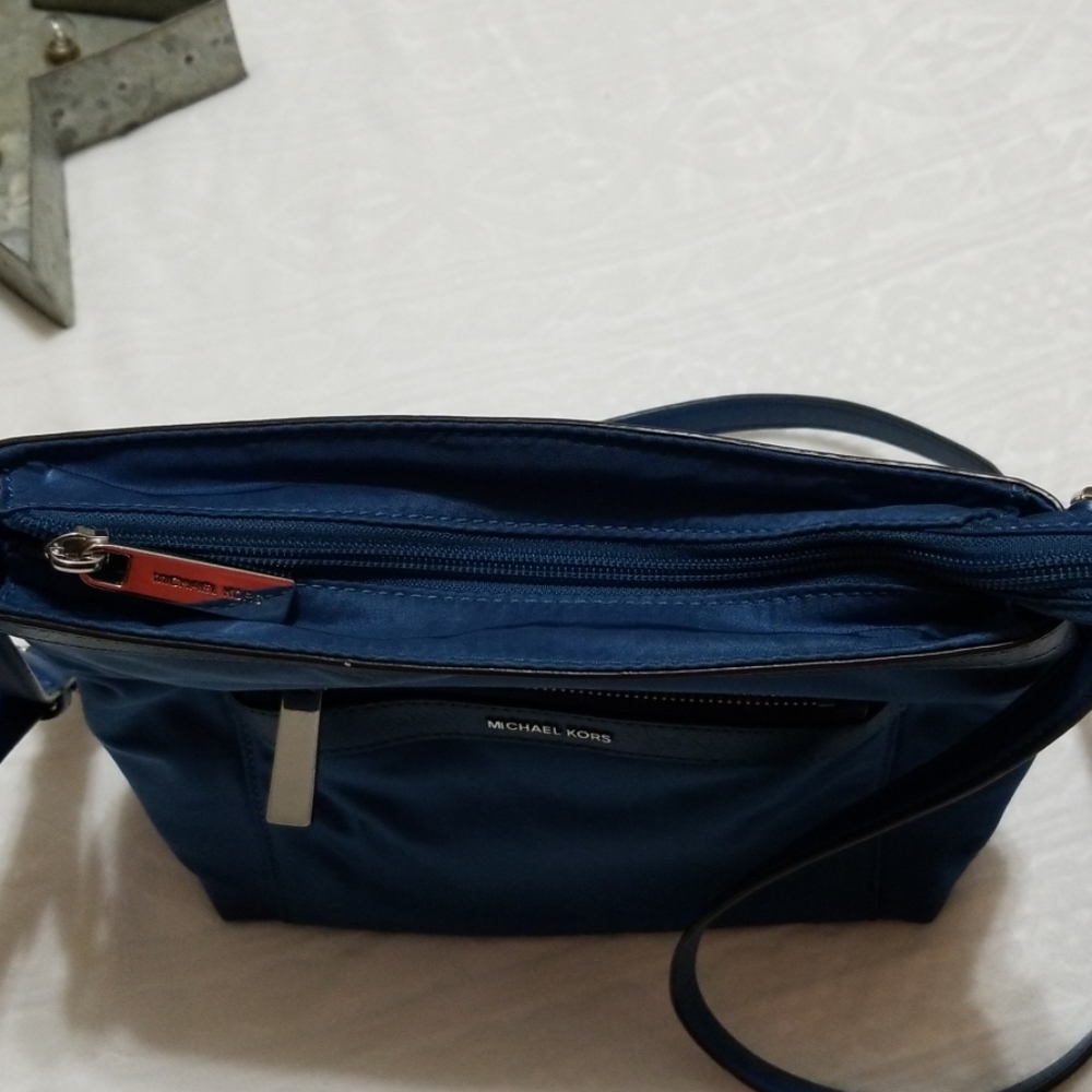 Micheal micheal kors cross body purse - Picture 4 of 8